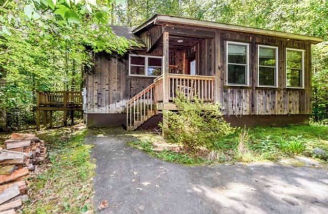 Cozy studio cabin with a nice jetted tub and a wood burning fireplace