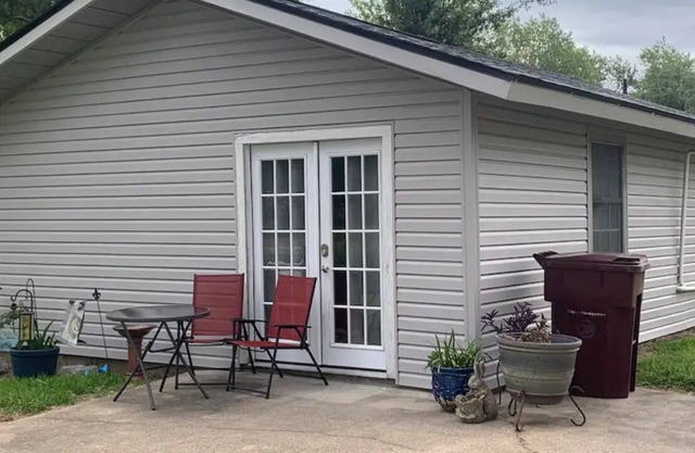 Cozy studio cottage in enchanting Lake Charles with AC, WiFi.