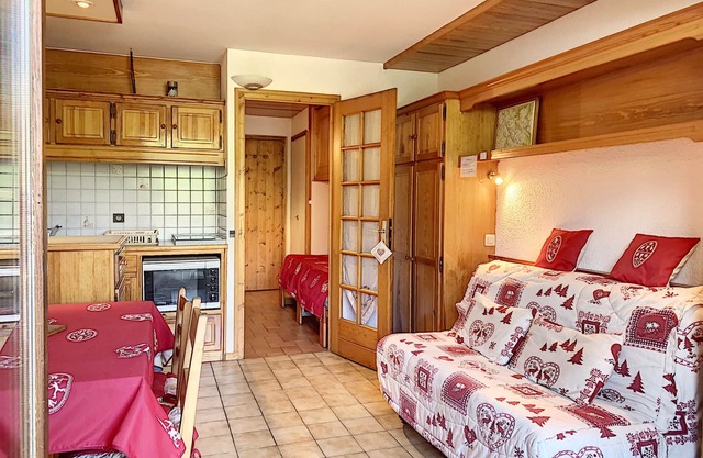 Cozy studio for 3 with terrace, parking, and ski locker in Combloux