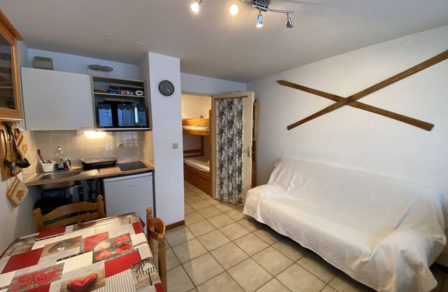 Cozy Studio for 4 with South Exposure, Ski Access, Balcony, and Modern Amenities