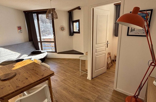 Cozy studio for 4, ski-in/ski-out, south-facing balcony, central location