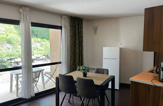 Cozy Studio for 4 with Terrace, Pool Access, and Parking in Jausiers