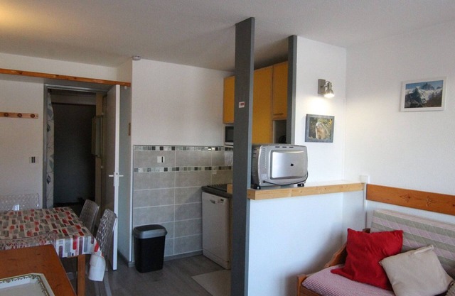 Cozy Studio for 5 with Mountain Views, Close to Ski Slopes and Shops - Pet-Friendly, Balcony, Ski Storage