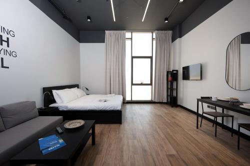 Cozy Studio for work Studio by Spacey Duqm 91