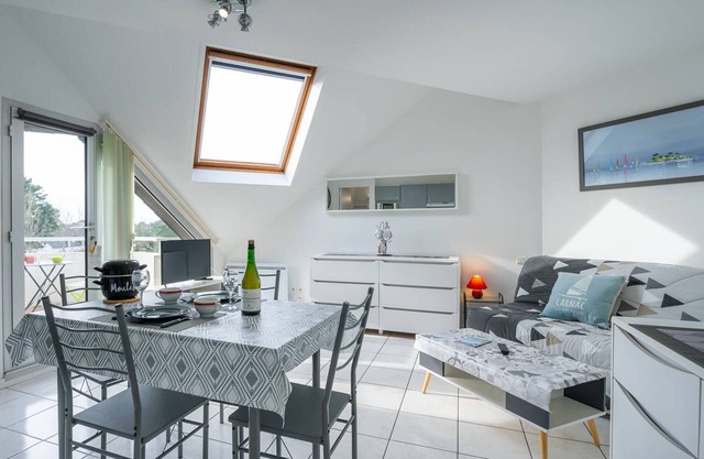 "Cozy Studio in Carnac, 500m from Beach, Ideal for 2, Balcony, Well-Equipped Kitchen"