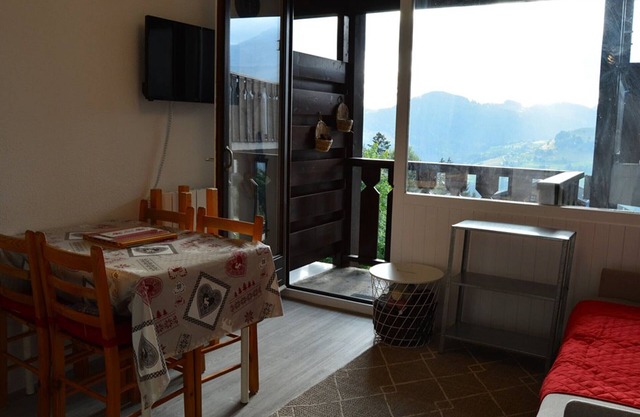 Cozy Studio-Mezzanine for 4 with Balcony, Ski Locker, and Parking in Crest-Voland
