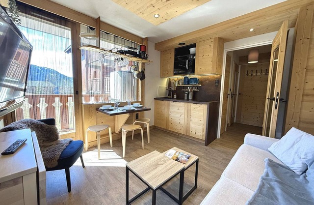 Cozy Studio Near Ski Slopes - Sleeps 4 with Balcony and Parking