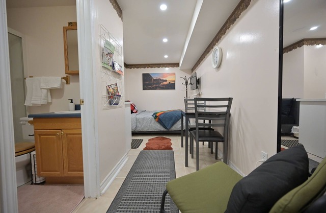 Cozy Studio: Private, Free Parking & Great Deals!