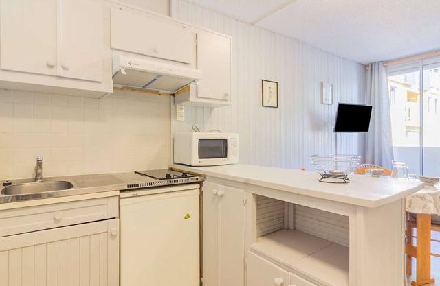 Cozy Studio, Sleeps 4, Near Gondola, Wi-Fi, Central Cauterets Location
