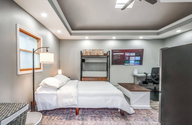 Cozy studio with AC and WiFi in charming Massapequa