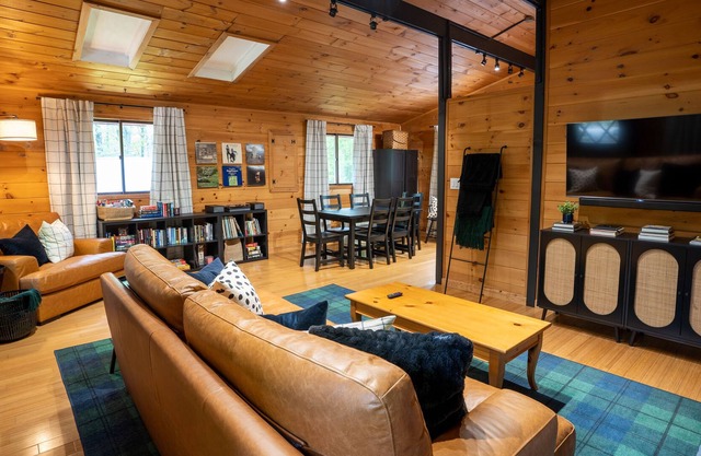 Cozy & Stylish Cabin close to ski mountains, hiking, downtown & more!