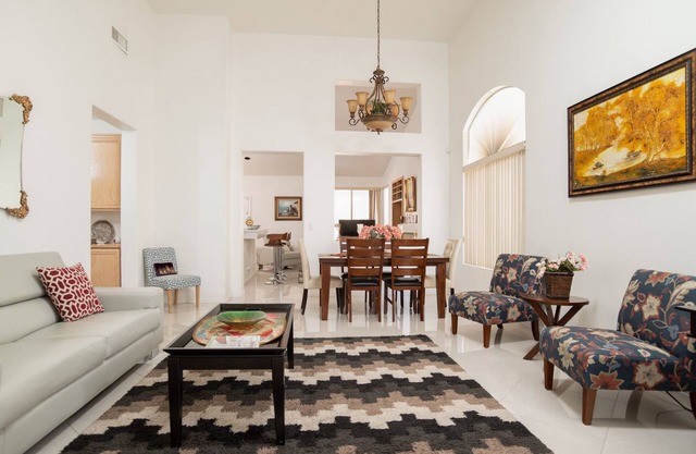 Cozy, Stylish High ceiling 3bd rm single story house 1790 sf for Business/Family