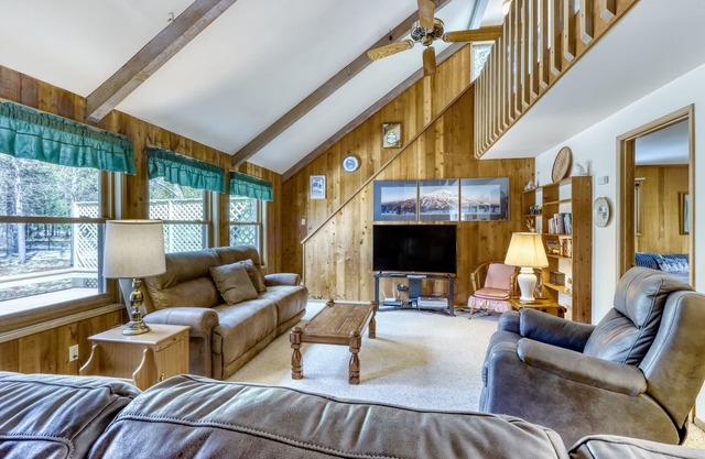 Cozy Sunriver Home with Hot Tub, Wood Stove, SHARC Passes
