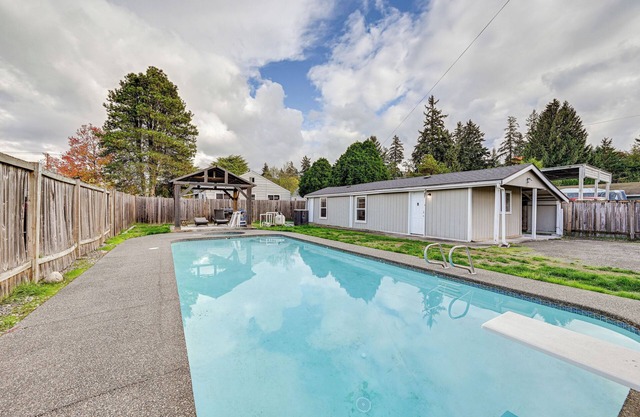 Cozy Tacoma Getaway w/Grill & Hot Tub!