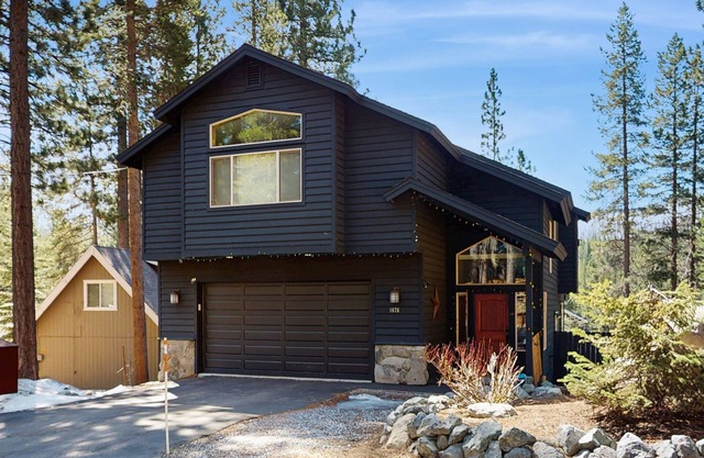 Cozy Tahoe home near the best of South Lake w/fireplace, WiFi, & skiing nearby