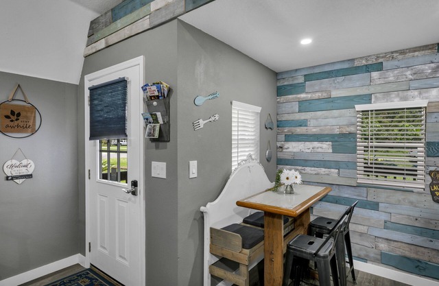 Cozy Tiny Cottage Farm House!