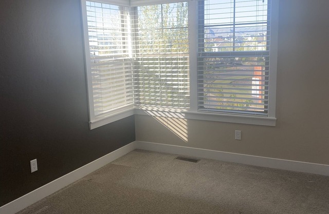 Cozy Town home 2mins Away from Lake