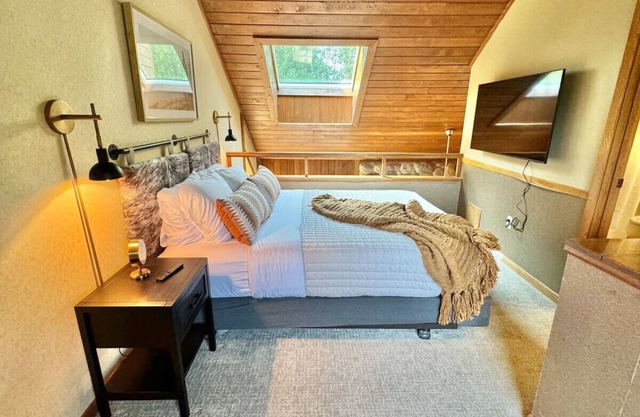 Cozy Townhome at Lutsen Mtn Ski in Ski out Pool Hot Tub and More