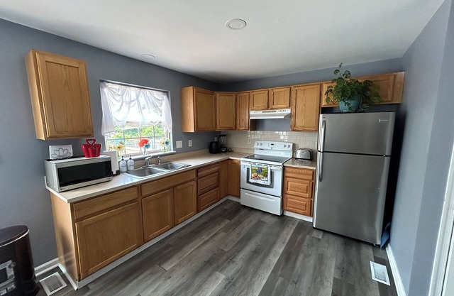 Cozy Townhome in Bear, DE. Close to UD, Christiana Mall & Christiana hospital!