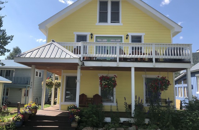 Cozy Townhome in Town sleeps 8!