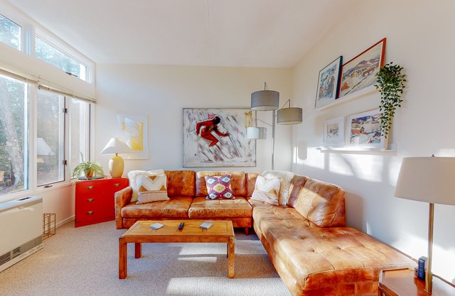 Cozy townhome with on-site pools, hot tub, tennis, game room & gym