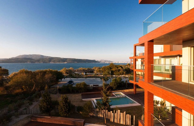 Cozy Troia Stay: Oceanfront, Pool, Tennis and Apartments, Near to Costa Azul!