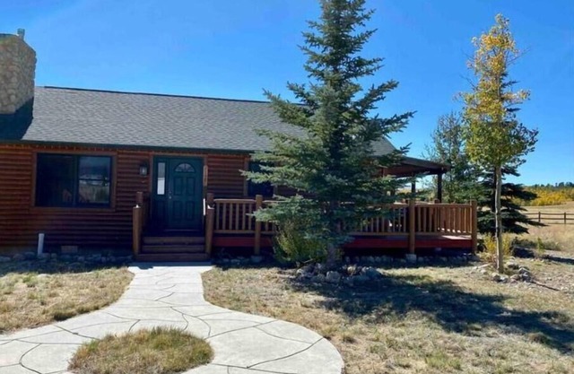 Cozy Two Bedroom Cabin Mountain Getaway!