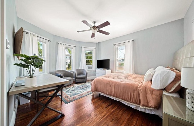 Cozy Up in 5BR Apt Near Charming Oak Square
