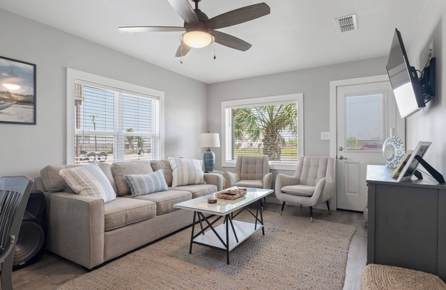 Cozy, updated and spacious cabin close to boat ramp in Port Mansfield