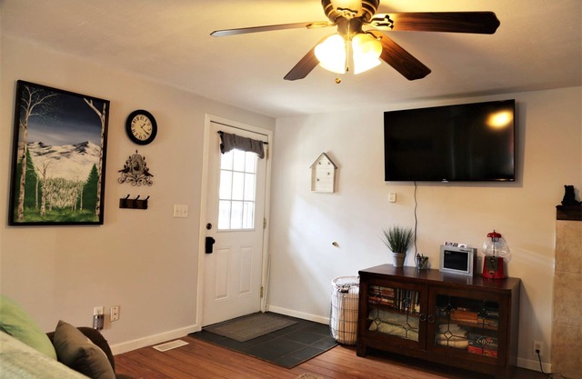Cozy Updated Townhouse with Private Deck and Mountain Views
