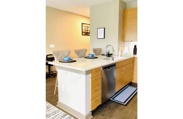 Cozy Uptown apartment with Gym and Swimming pool
