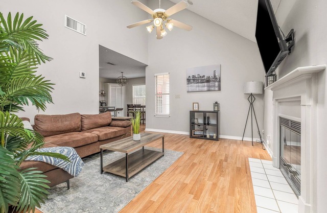 Cozy Urban Retreat Near Beaches & Downtown