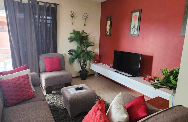 Cozy Vacation Home in quiet area, close to stores, the airport, beaches & more!