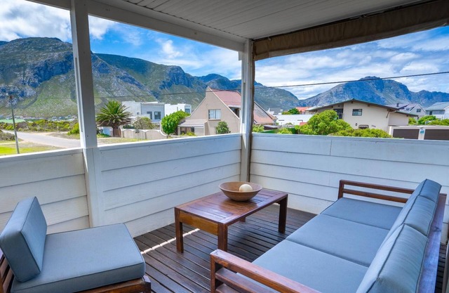 Cozy vacation home with veranda and pool, 250 m from the sea and penguins!
