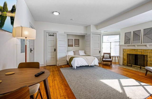 Cozy Victorian Studio Steps from Cleveland Clinic