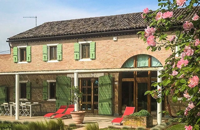 Cozy villa with outdoor whirlpool and garden near Venice