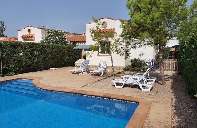 COZY VILLA WITH PRIVATE POOL in DELTA DE L' EBRE