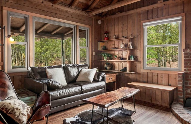 Cozy w Fire Pit, Grill, Deck, Screened Porch, WiFi