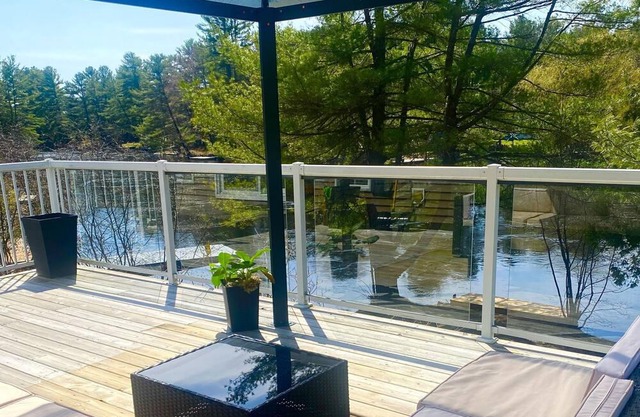 Cozy water-front family-sized cottage w/hot tub!