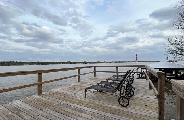 Cozy Water Front Home with Panoramic Lake View