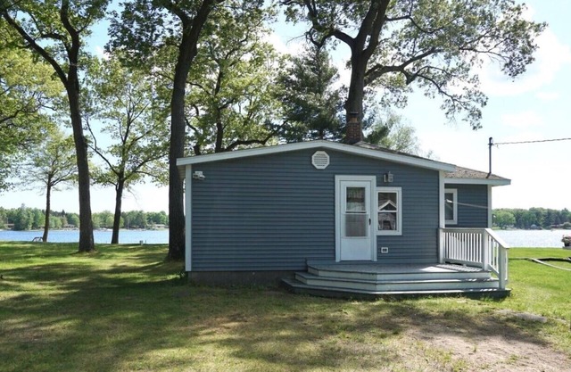 Cozy Waterfront Comfy Cottage With Lakeside Fire Pit - Close to Lake Michigan