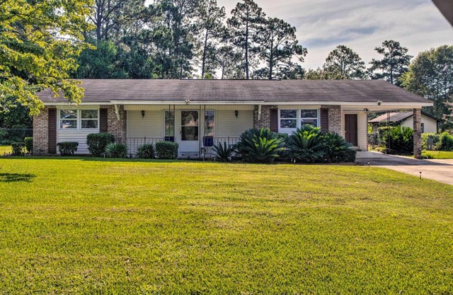 Cozy Waycross House with Yard and Screened Patio!