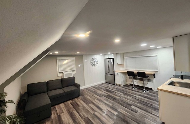 Cozy West Babylon Hideaway