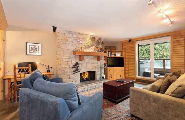 Cozy Whistler condo w/hot tub & sauna