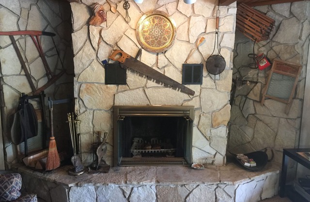Cozy winter retreat + beautiful view + Indoor Outdoor Fireplace + Pool Table