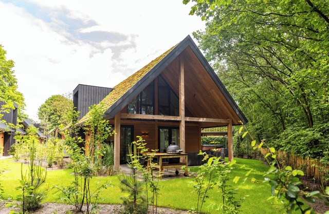 Cozy yet spacious forest villa with 3 suites – perfect for 6 nature lovers.