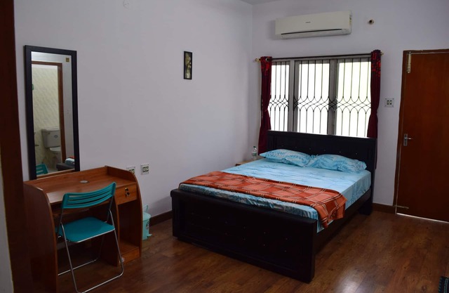Cozystay near Hotel Taj Coromandal - Room No.3