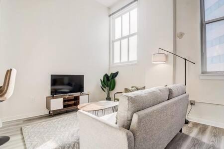 CozySuites - 2BR with Direct Skybridge Access #8