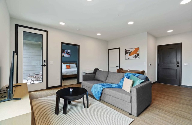 CozySuites Mass with parking, lounge and roof deck 8