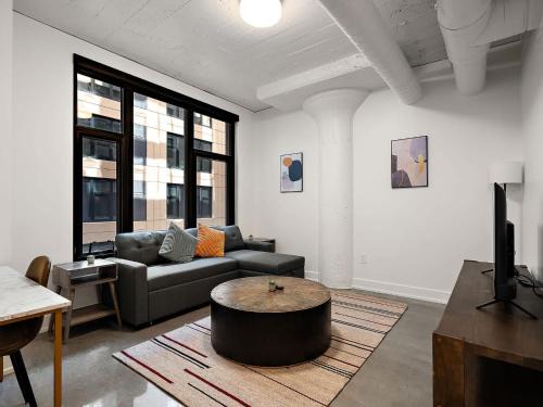 CozySuites NLG - Modern 1BR condo #01